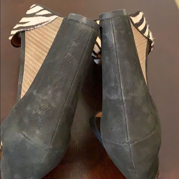 Kenneth Cole zebra design wedges - Picture 4 of 5